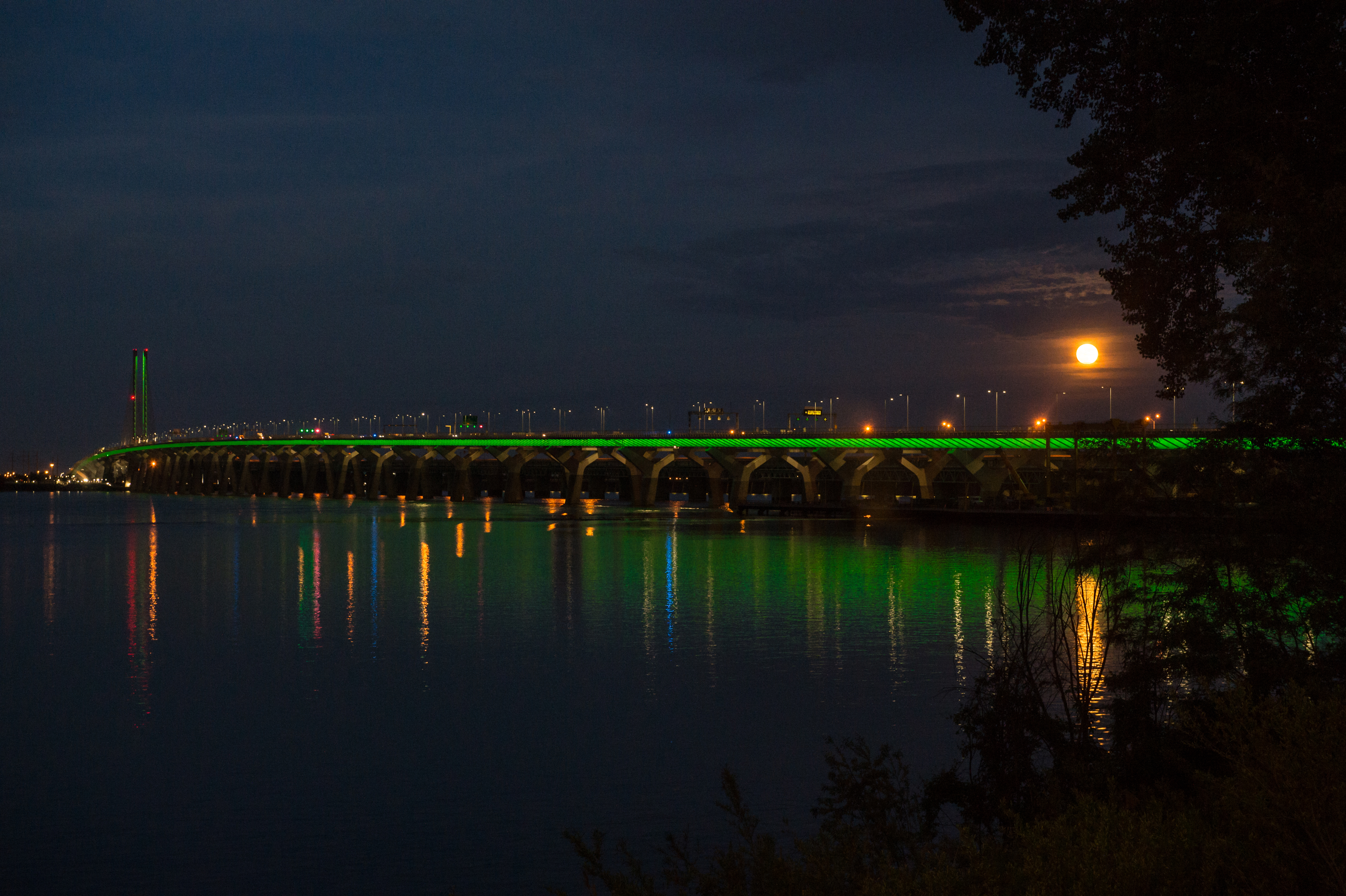 Le pont Samuel-De Champlain illuminé en vert pour la Journée mondiale de l’environnement, le 5 juin 2020